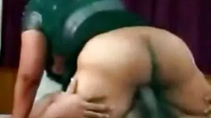 Chick នៅអាស៊ីទន់ភ្លន់ masturbates pussy របស់នាងតាមរយៈ pantyhose បម្លែង