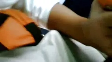 បុរសវ័យក្មេង relaxes Milf ចាស់ទុំជាមួយជល់មាន់របស់គាត់