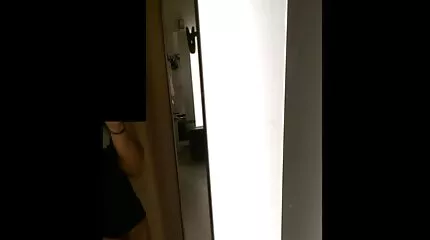 នៅក្រោមដើមឈើណូអែល,លោកបាន fucks ព្រិលក្មេងស្រីច្នៃរបស់គាត់ផងដែរ