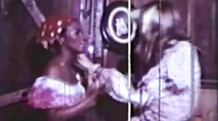 នាង Anastasia ទារក masturbates pussy សើមរបស់នាងជាមួយនឹងរំញ័រខ្មៅខណៈពេលដែលដេកនៅលើ couch ស្បែក