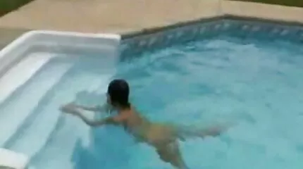 ស្ត្រីមេម៉ាយខ្មៅជាមួយនឹង tits អស្ចារ្យមិនបានផ្តល់ឱ្យឡើងរួមភេទតាមរន្ធគូថ