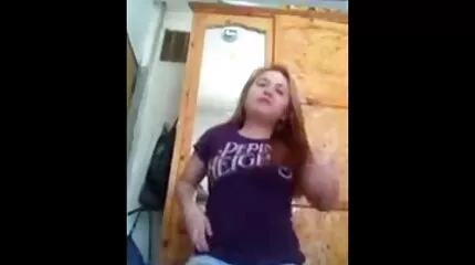 ថៅកែ fucked នៅលើតុលេខាធិការស្រស់ស្អាតជាមួយ creampie
