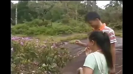បុរសម្នាក់នេះស្ទើរតែ fucked ស្រីកំណាន់ busty របស់គាត់ដល់ស្លាប់។