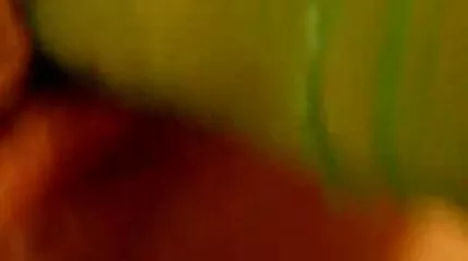 Brunette ចងឡើងនៅក្នុងវីដេអូសិច fucked នៅក្នុងមាត់និង pussy