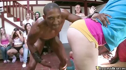 Chick បាន rubs pussy របស់នាងដូច្នេះជាការមិនឱ្យធុញទ្រាន់ដោយគ្មានបុរសម្នាក់