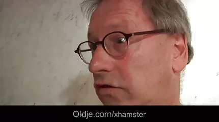 បុរសម្នាក់ទំពែក fucks មួយប៍នស្ដើងផងដែរនៅលើសាឡុងស្បែក