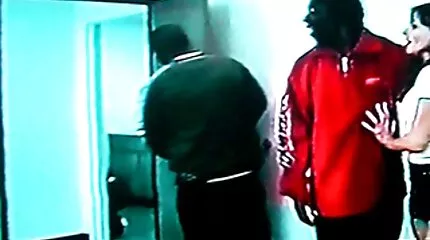 ទារកទារកព្រលប់ fucked នៅក្នុងលាដោយមិត្តប្រុសរបស់នាង