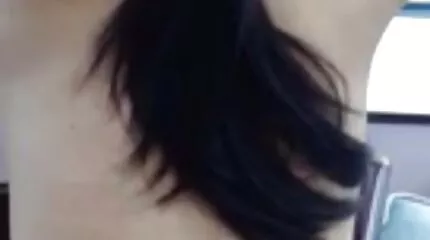 ជ្រៀតចូលជ្រៅចូលទៅក្នុង Pussy កោររបស់ក្មេងស្រីម្នាក់ដែលមានសុដន់ស៊ីលីកូនមួយ